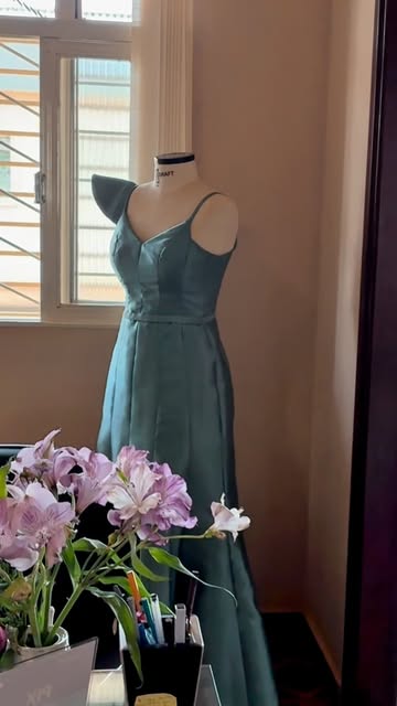 Vestido verde no manequim do ateliê